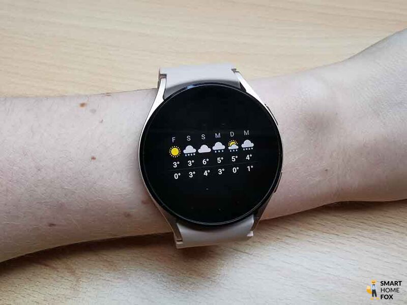 Прогноз погоды на экране смарт-часов.